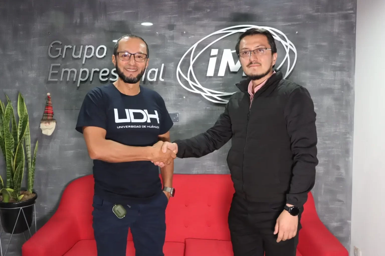 Juan Carlos CEO IMS y Richard Sevillano Coordinador de Relaciones Internaciones Universidad Huanuco, apretond de manos