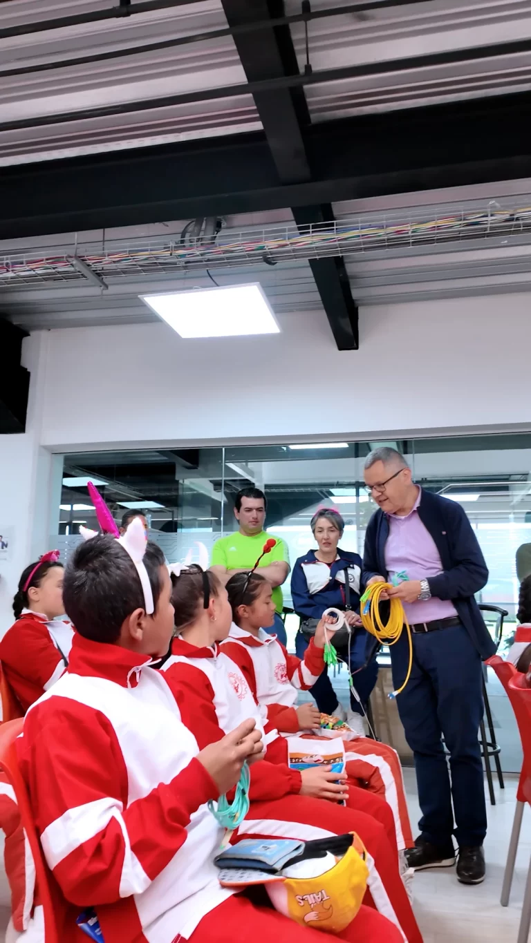 Director de Red IMS mostrando y enseñando a niños fibra optica y como conectra al pais