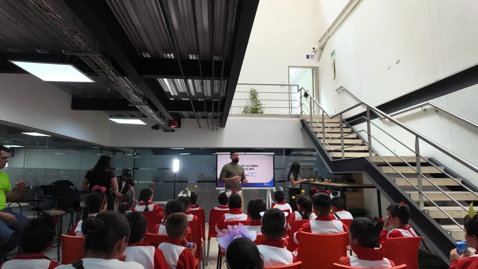 Project Manager IMS explicando a niños como funciona la fibra optica