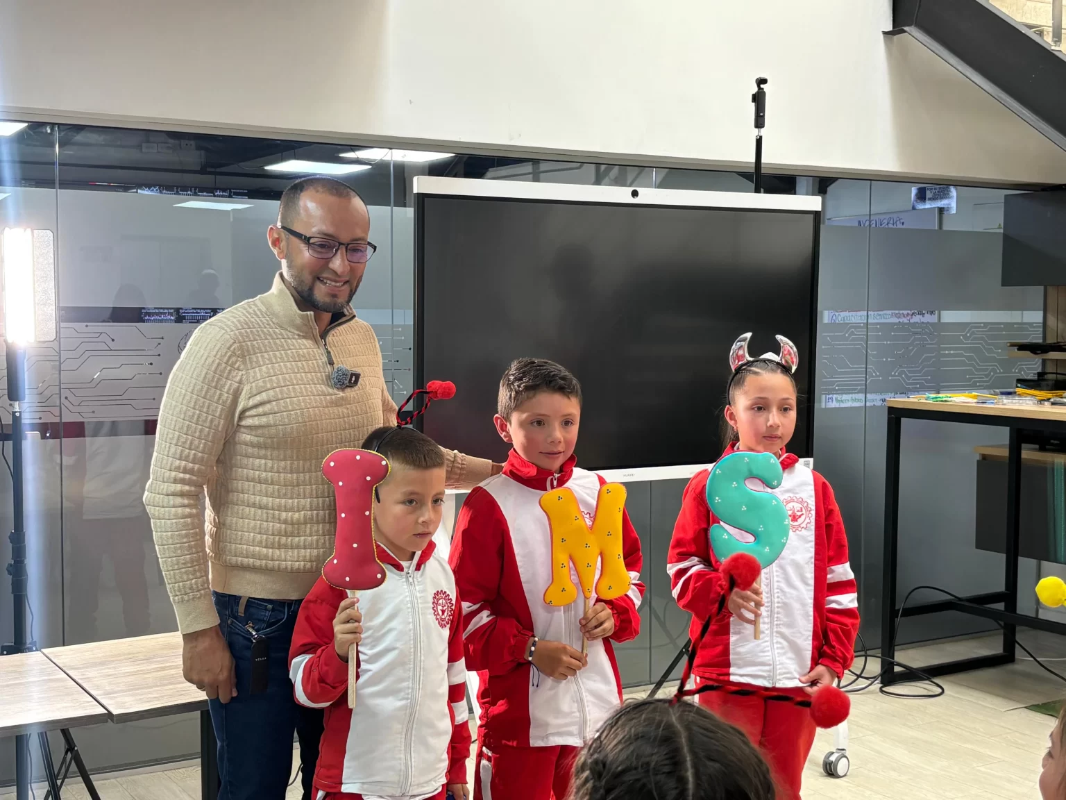 Project Manager IMS explicando a niños como funciona la fibra optica